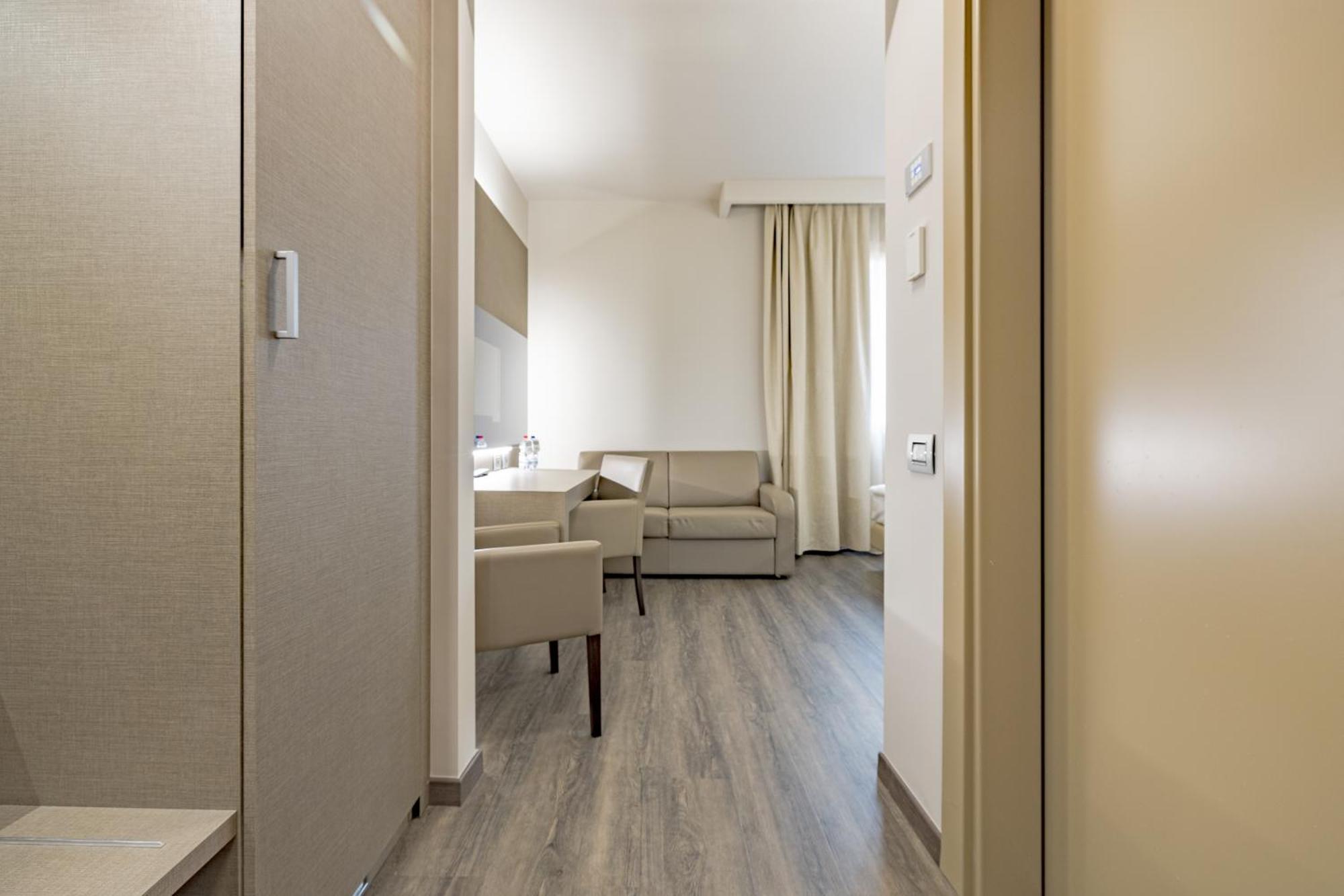 Just Hotel Saronno Bagian luar foto