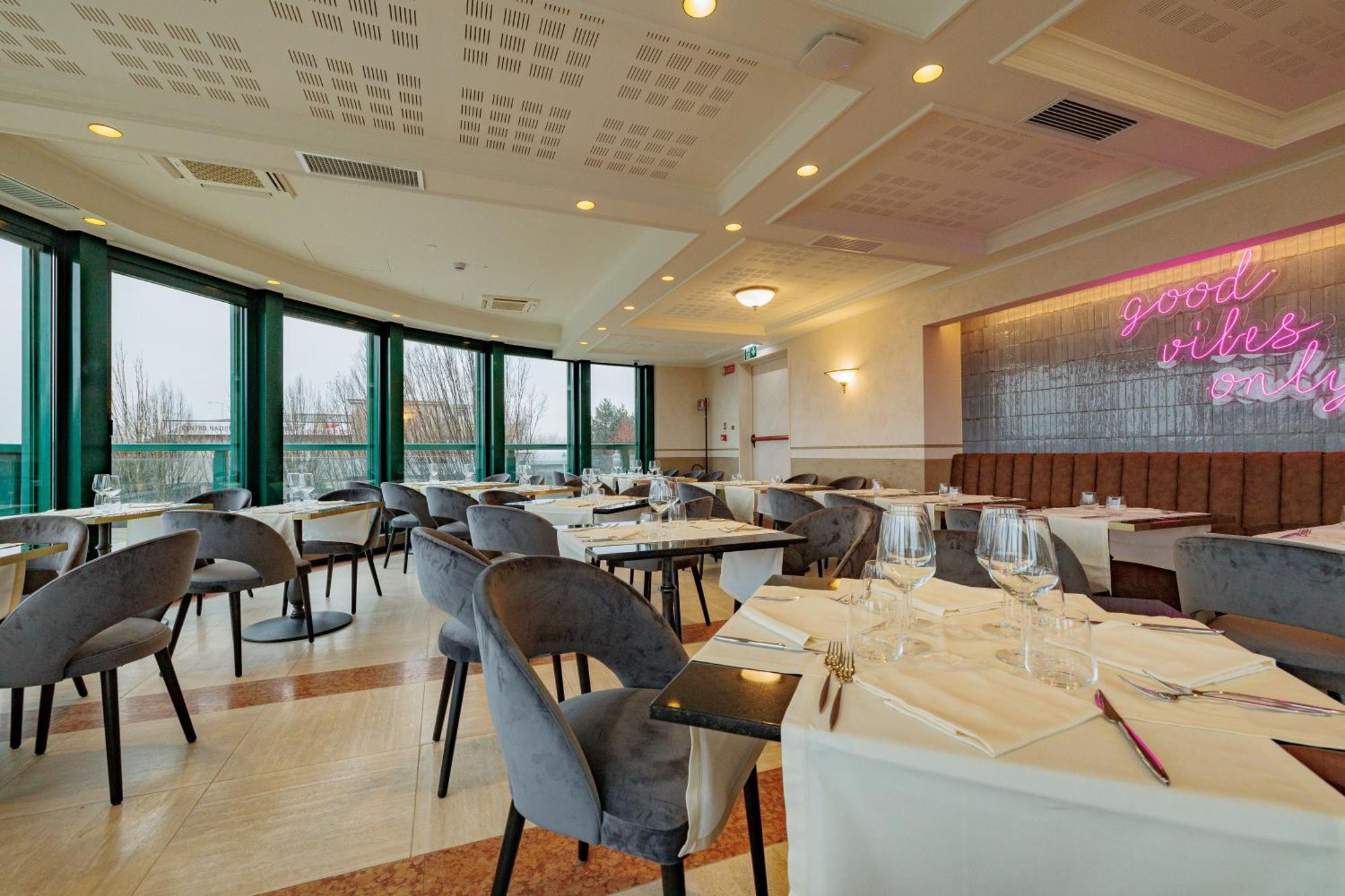 Just Hotel Saronno Bagian luar foto