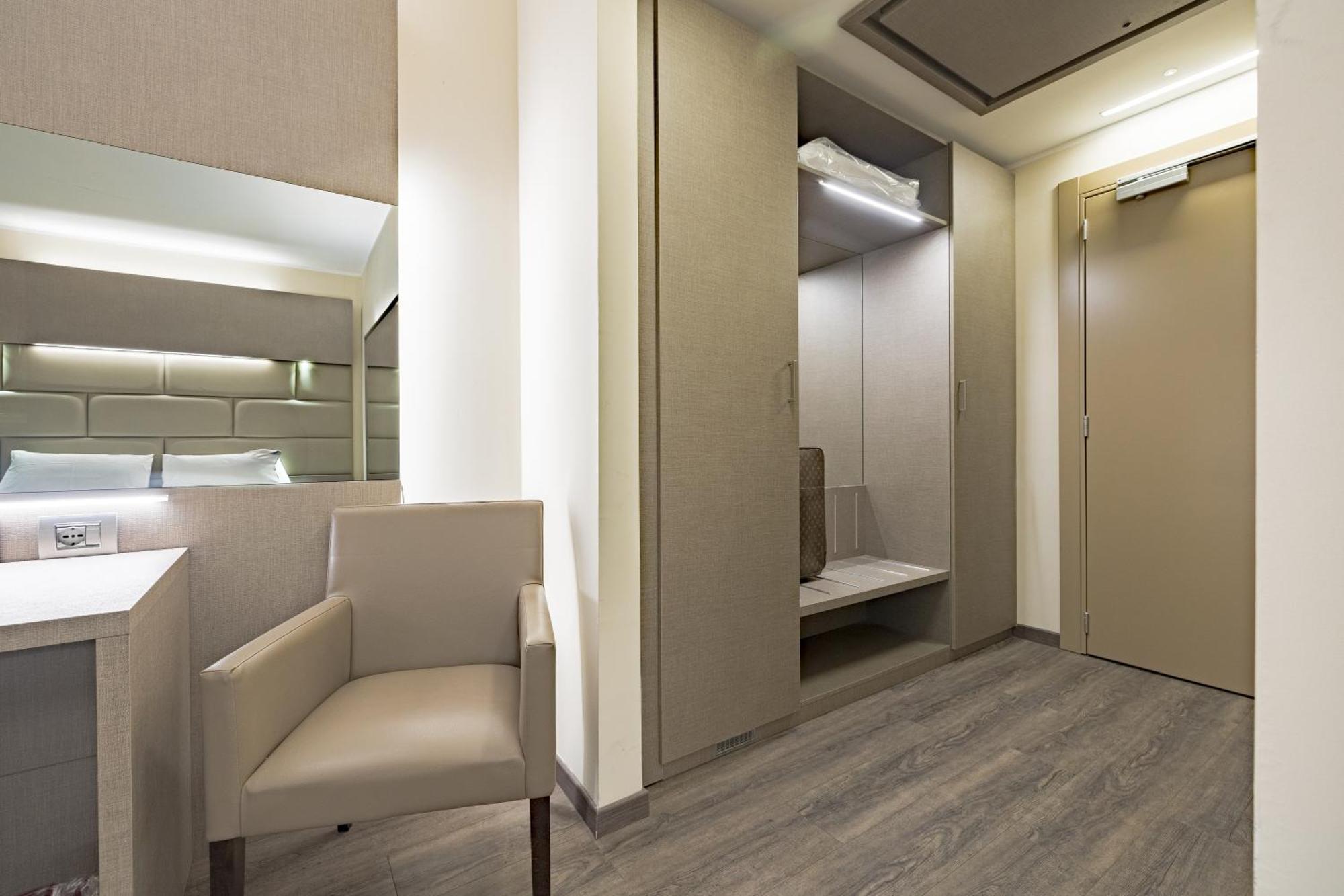 Just Hotel Saronno Bagian luar foto