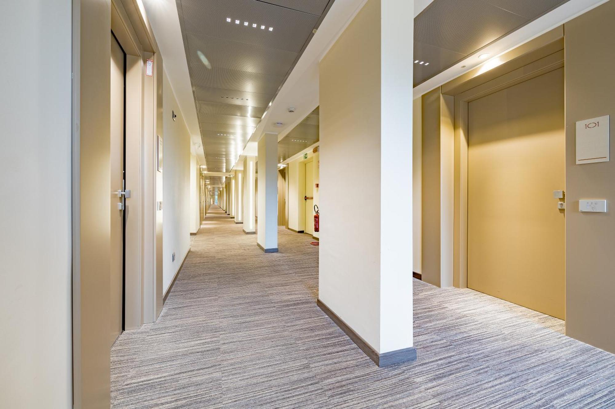 Just Hotel Saronno Bagian luar foto