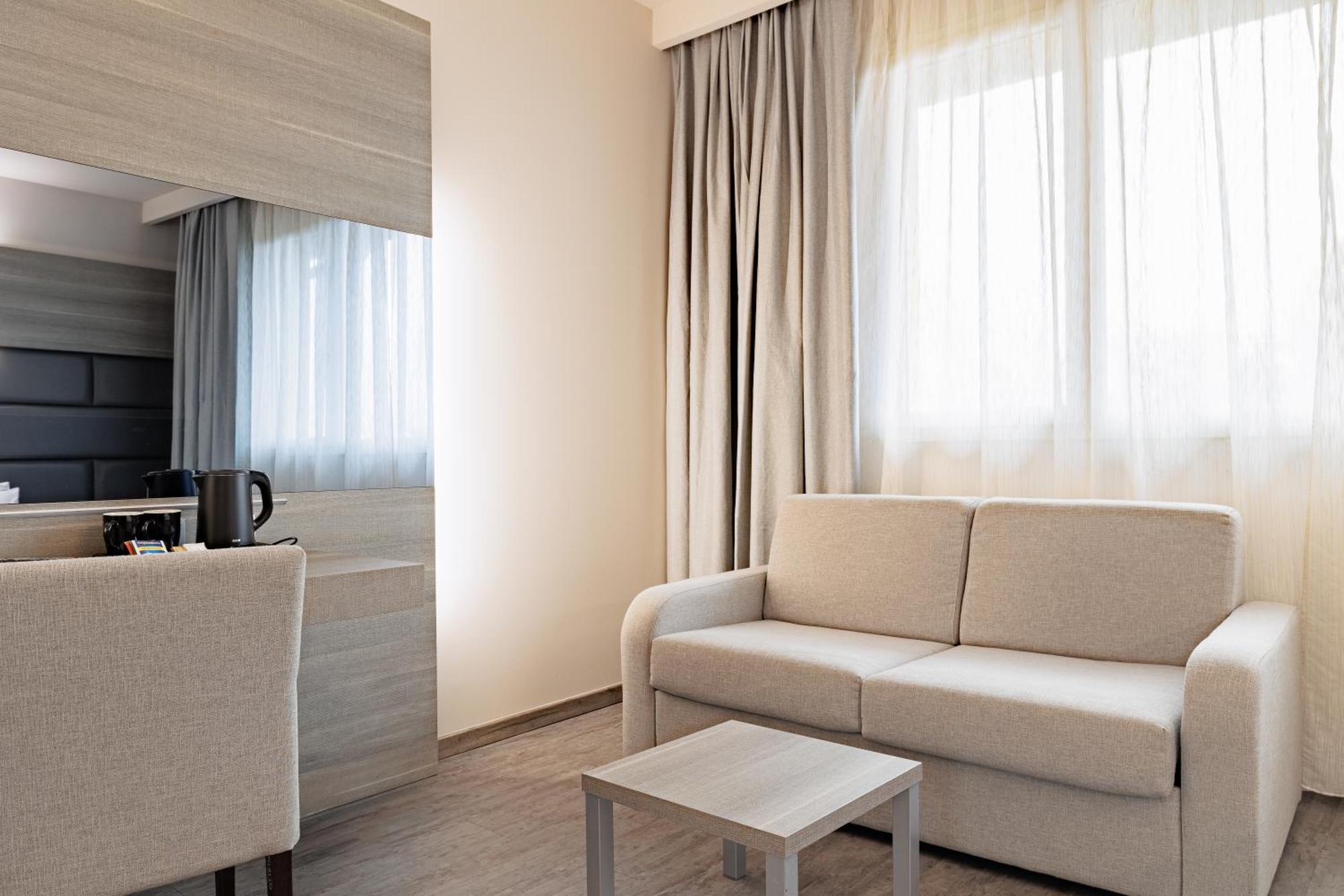 Just Hotel Saronno Bagian luar foto