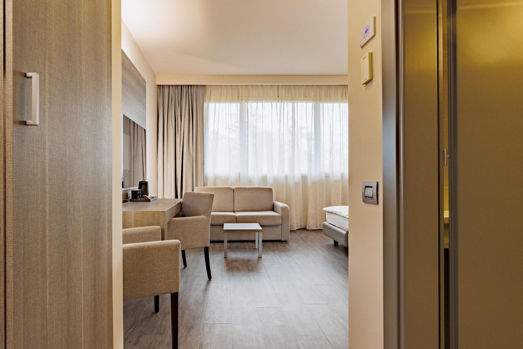 Just Hotel Saronno Bagian luar foto
