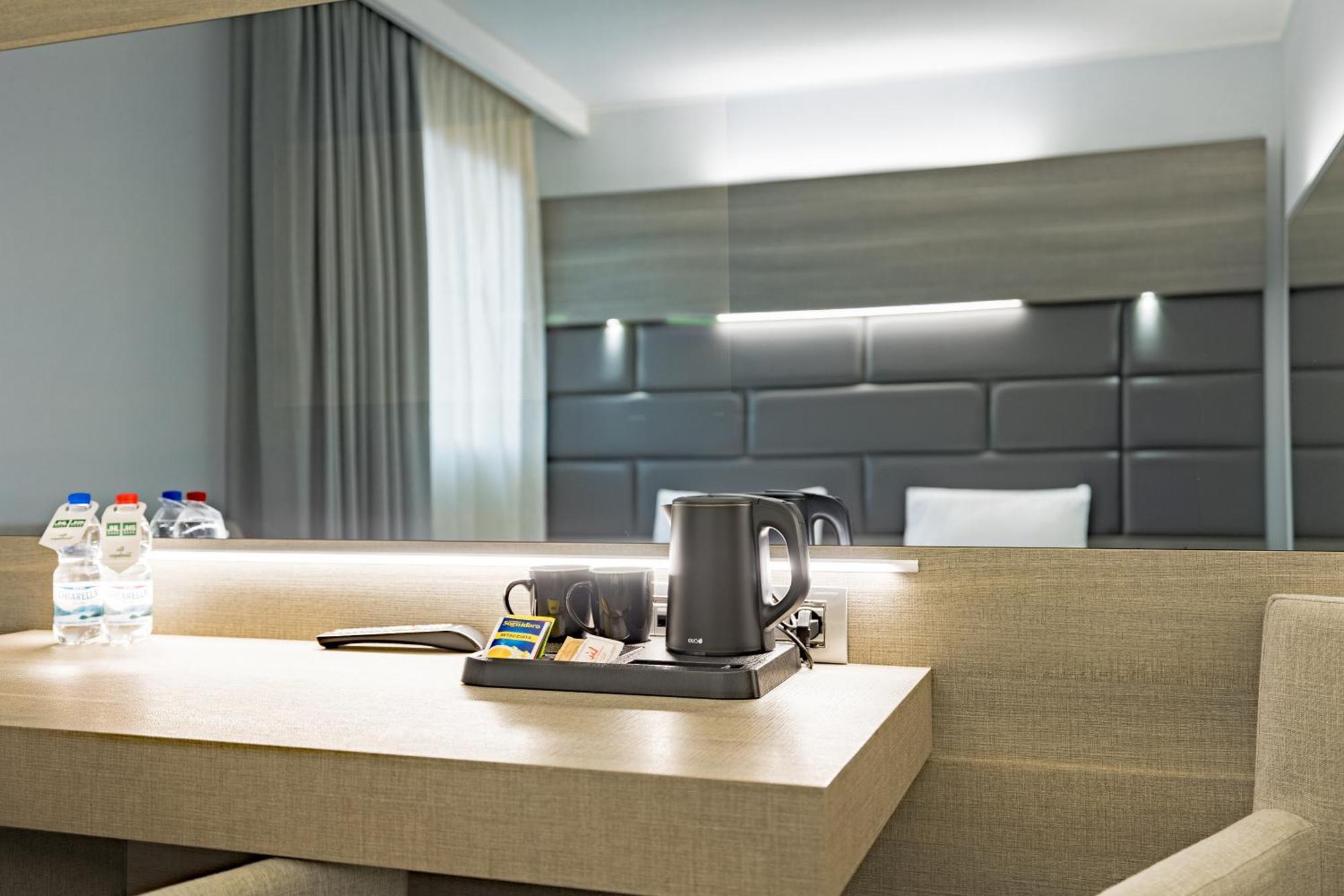 Just Hotel Saronno Bagian luar foto