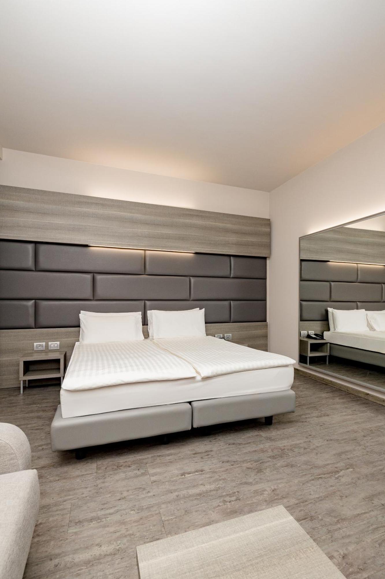 Just Hotel Saronno Bagian luar foto