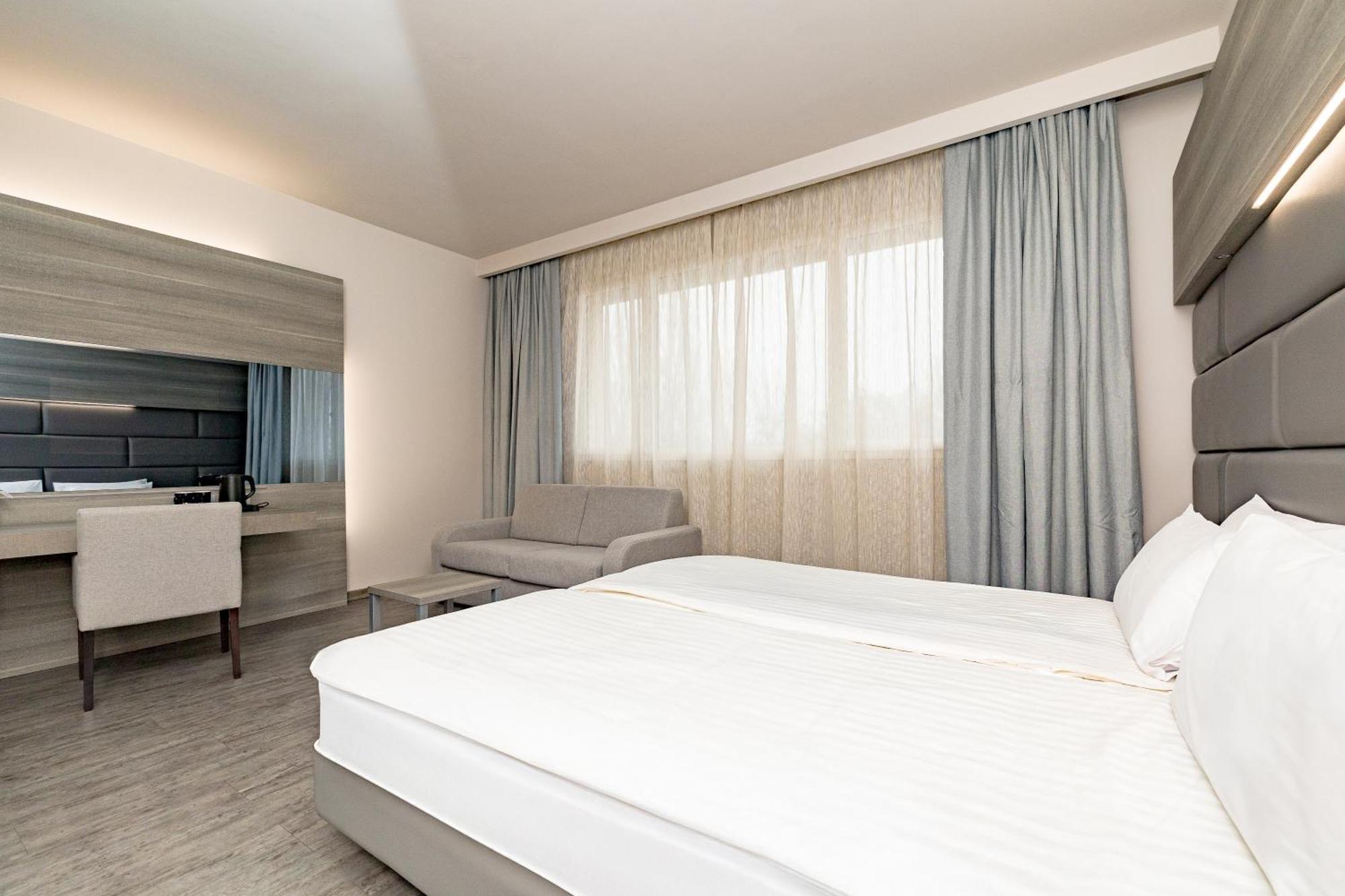 Just Hotel Saronno Bagian luar foto