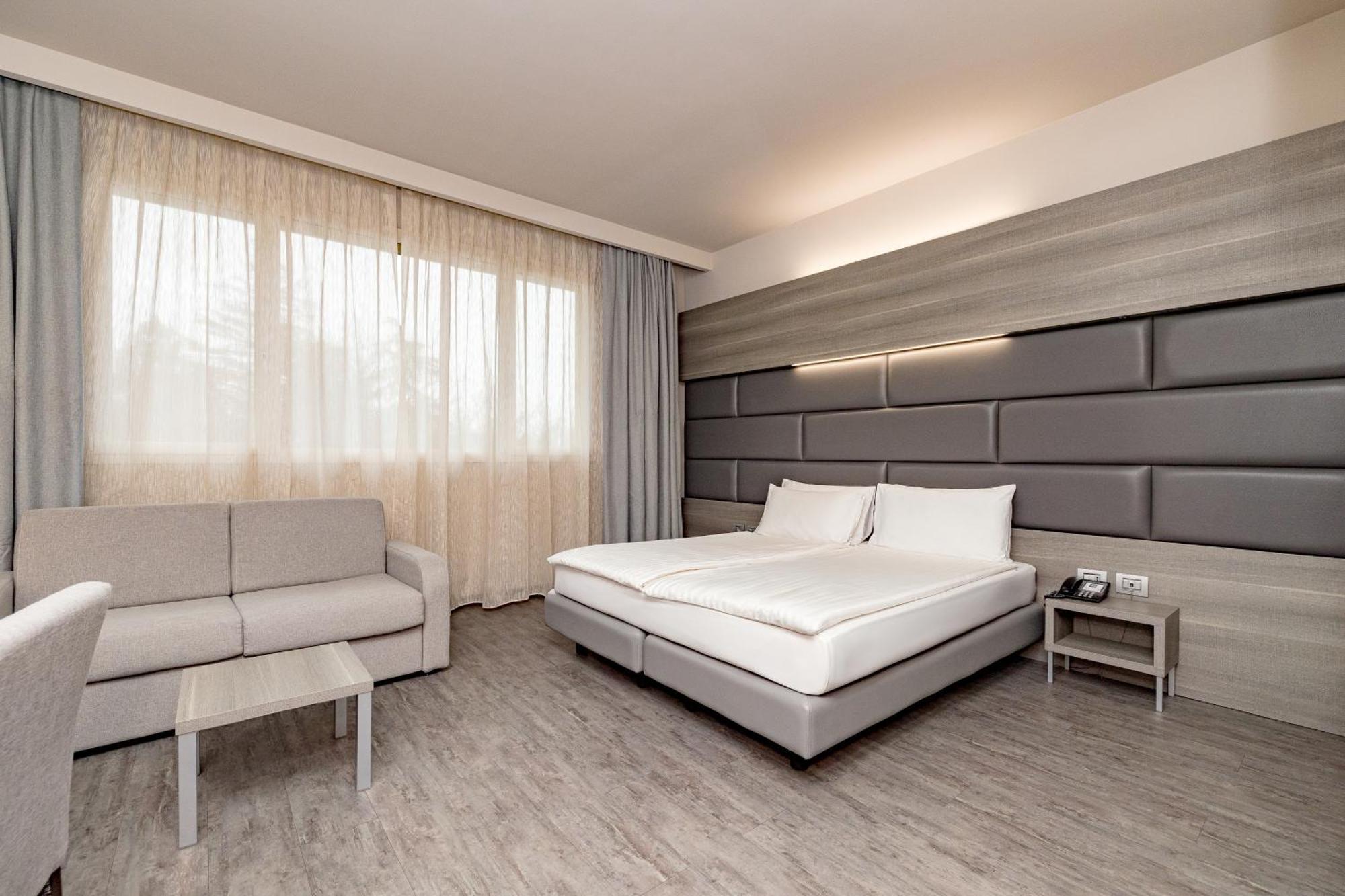 Just Hotel Saronno Bagian luar foto