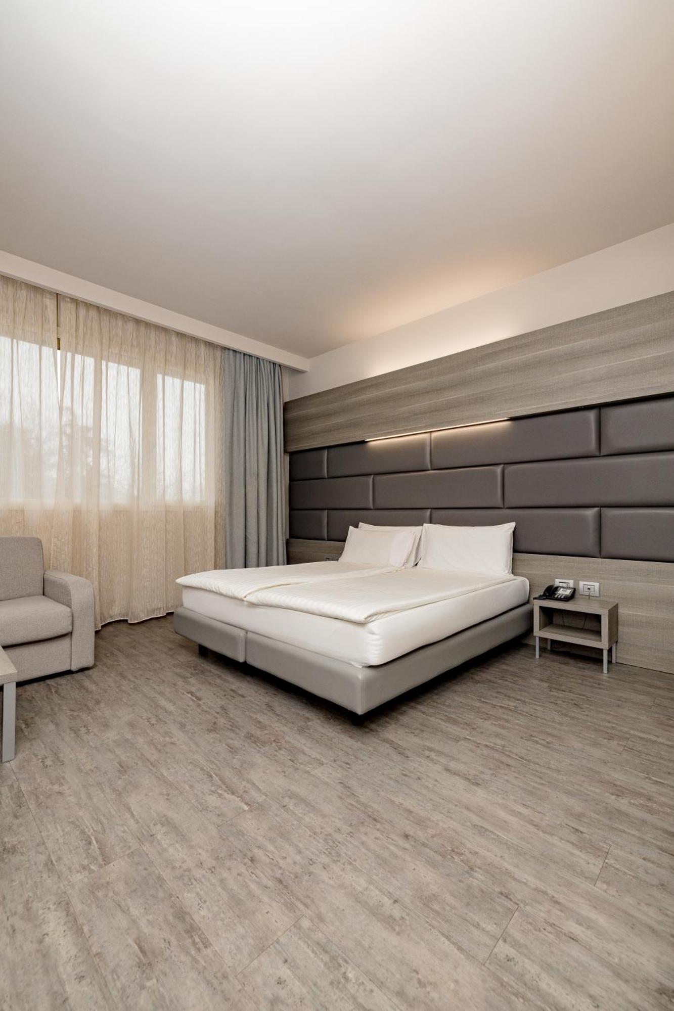Just Hotel Saronno Bagian luar foto